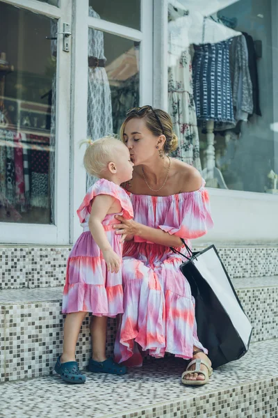 Retrato de una mujer y una niña caminando con bolsas de compras —  Fotos de Stock