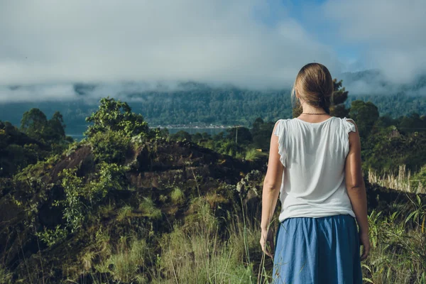 Mladá žena hledá na sopka Batur a Agung mountain view na — Stock fotografie