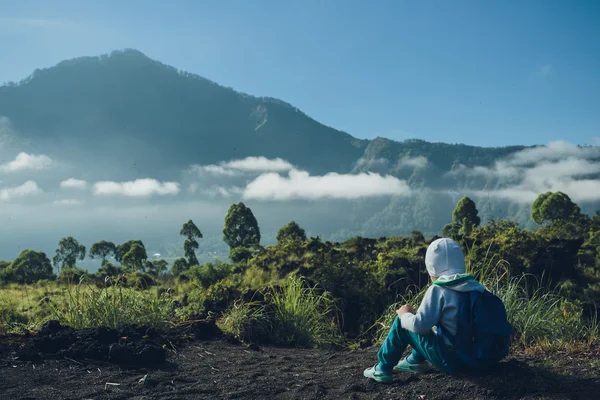 Boy looking on Batur volcano and Agung mountain view at morning — Stock Photo, Image