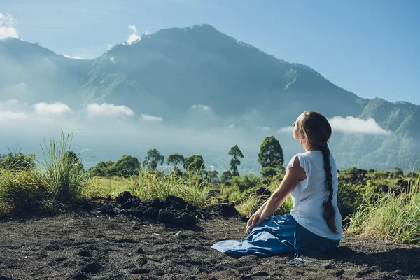 Mladá žena hledá na sopka Batur a Agung mountain view na — Stock fotografie