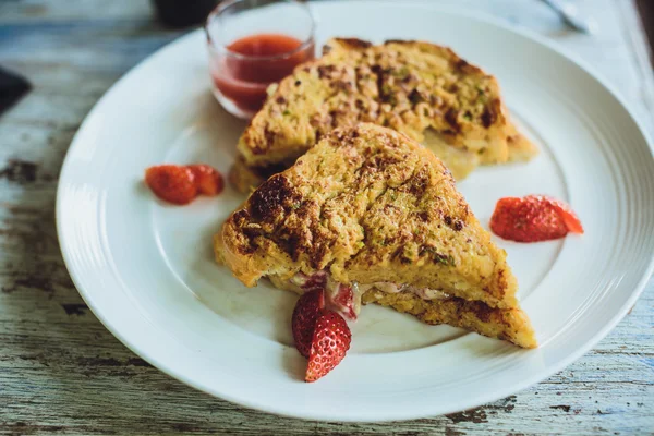French toast with coffee and mascarpone filling and strawberries — Stock Photo, Image