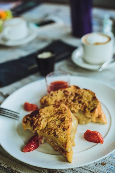 Toast français au café et mascarpone et fraises — Photo