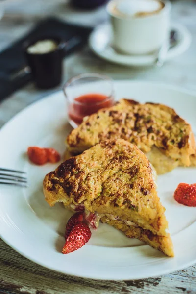 法式烤面包，咖啡和意大利芝士馅与草莓 — 图库照片