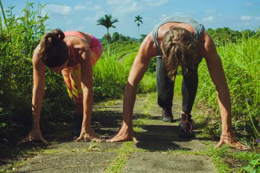 Genç fitness çift erkek ve kadın yayınlanmaya başlaması hazır