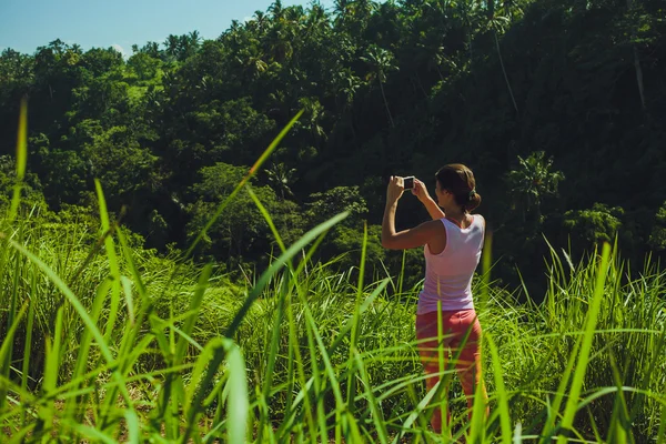 Женщина делает фото с мобильного телефона - ландшафтный orientatio — стоковое фото