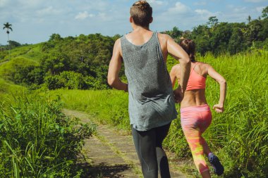 Park, Ubud, Bali'de çalışan genç Çift
