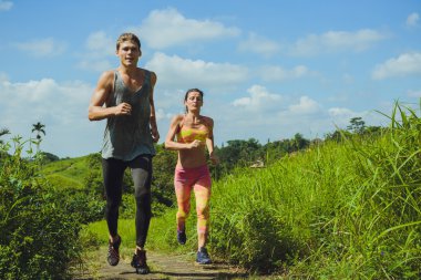 Park, Ubud, Bali'de çalışan genç Çift