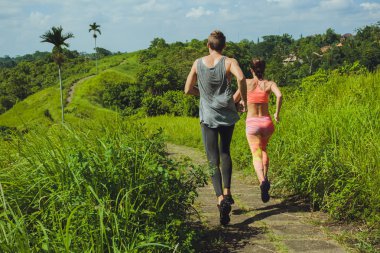 Park, Ubud, Bali'de çalışan genç Çift