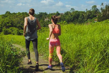 Park, Ubud, Bali'de çalışan genç Çift
