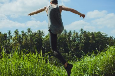 genç adam kollarını kaldırdı bir uçurumdan atlamak