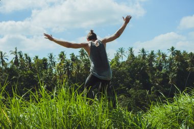 genç adam kollarını kaldırdı bir uçurumdan atlamak