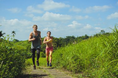 Park, Ubud, Bali'de çalışan genç Çift