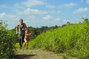 Park, Ubud, Bali'de çalışan genç Çift