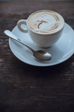 offee ahşap bir masa üzerinde bir.