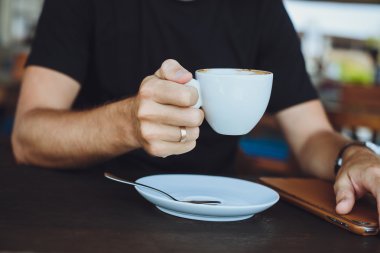 Kahve zamanı. Si ise kafede kahve zevk yakışıklı genç