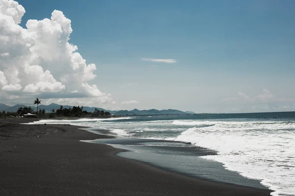 Volkanik kayalar siyah kum plaj dayalı — Stok fotoğraf