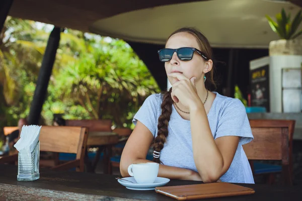 Mujer joven tomando café por la mañana en el restaurante cerca de t — Foto de Stock