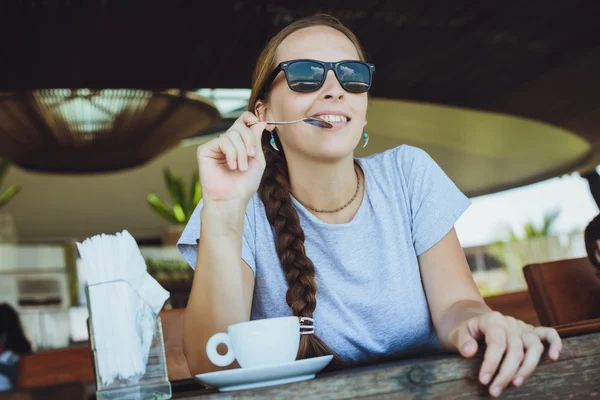 Jonge vrouw drinken koffie in de ochtend op restaurant in de buurt van t — Stockfoto