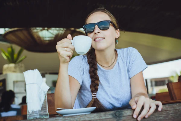 Fiatal nő kávét inni reggel étterem közelében t — Stock Fotó