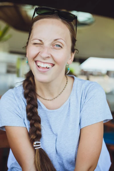 Retrato de uma jovem mulher em um café no verão — Fotografia de Stock