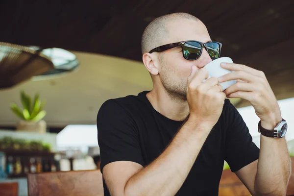 Hora do café. Bonito jovem que gosta de café no café, enquanto si — Fotografia de Stock