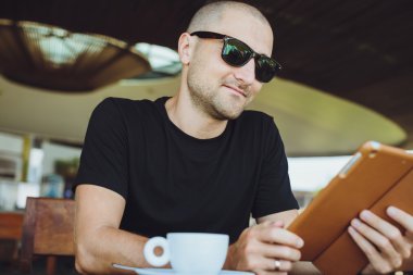  Yakışıklı genç adam kafede otururken kahve keyfi