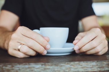 Kahve zamanı. Si ise kafede kahve zevk yakışıklı genç