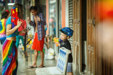 Ko Samui, Tayland - 19 Nisan: Yabancılar ve Tay insanlar zevk almak 
