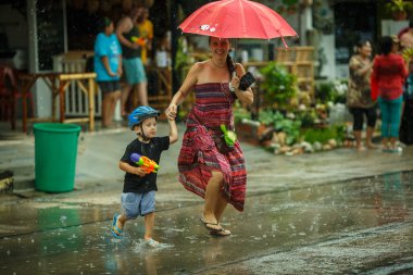 Ko Samui, Tayland - 19 Nisan: Yabancılar ve Tay insanlar zevk almak 