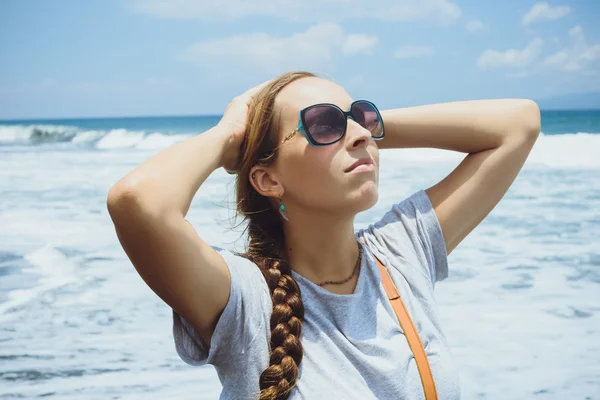 Sonríe Libertad y felicidad mujer en la playa. Ella está disfrutando sere — Foto de Stock