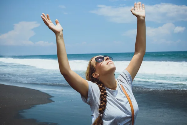 Sorriso Libertà e felicità donna sulla spiaggia. Lei sta godendo di sere — Foto Stock