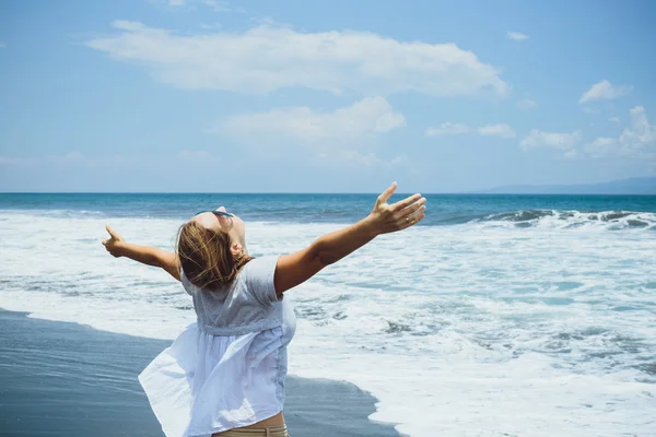 Smile Freedom and happiness woman on beach. She is enjoying sere — Stock Photo, Image