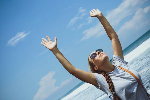 Sorria Liberdade e felicidade mulher na praia. Ela está desfrutando de sere — Fotografia de Stock