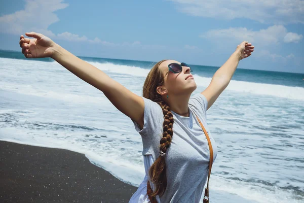 Uśmiech wolność i szczęście kobieta na plaży. Ona cieszy się Sere — Zdjęcie stockowe