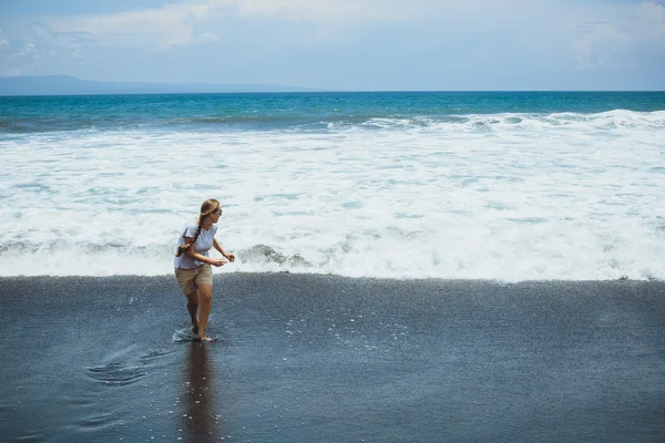 Młoda kobieta biegająca po piasku w pobliżu oceanu, Bali. — Zdjęcie stockowe