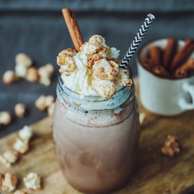 Karamelli patlamış mısır kakao kremalı. Sağlıksız yiyecek