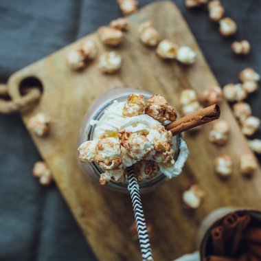 Karamelli patlamış mısır kakao kremalı. Sağlıksız yiyecek