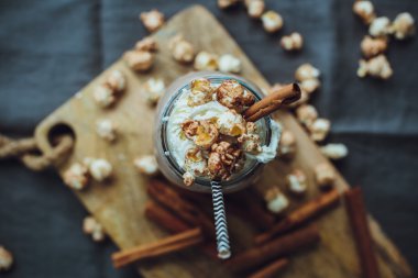 Karamelli patlamış mısır kakao kremalı. Sağlıksız yiyecek