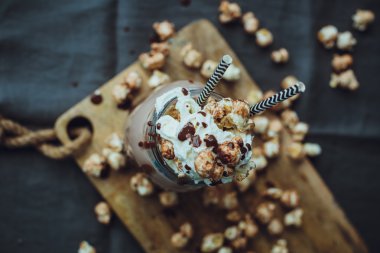 Karamelli patlamış mısır kakao kremalı. Sağlıksız yiyecek