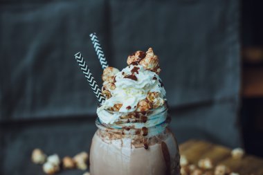 Karamelli patlamış mısır kakao kremalı. Sağlıksız yiyecek