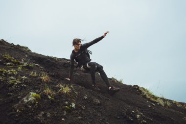 Genç adam dağdan düşüyor