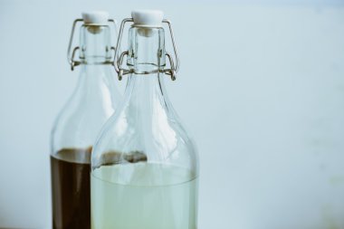Kireç ve şişe limon ile ev yapımı Kombucha