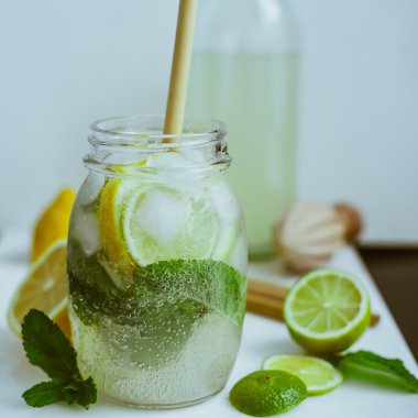 Kireç ve şişe limon ile ev yapımı Kombucha