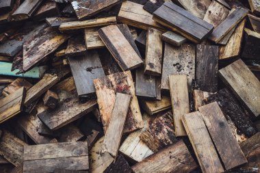 Yakacak odun arka planda. Yığınla yakacak odun.