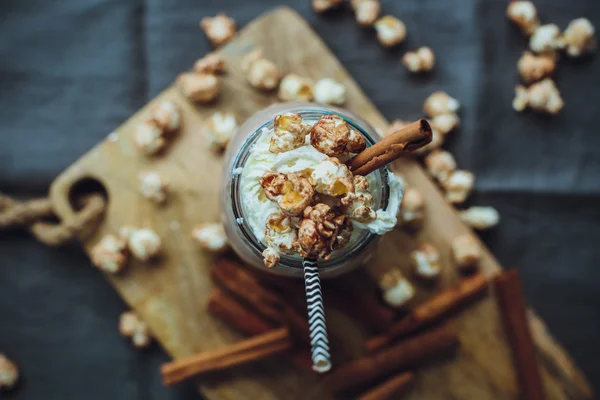 Karamelli patlamış mısır kakao kremalı. Sağlıksız yiyecek — Stok fotoğraf