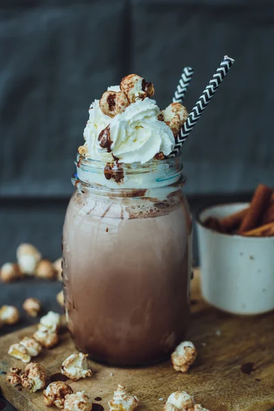 Karamell Popcorn Cacao med vispad grädde. Onyttig mat — Stockfoto