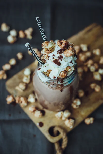 Karamell Popcorn Cacao med vispad grädde. Onyttig mat — Stockfoto