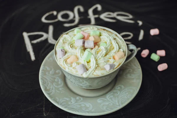 Bebida de cacau com marshmallows multicoloridos na ardósia, Top Vie — Fotografia de Stock