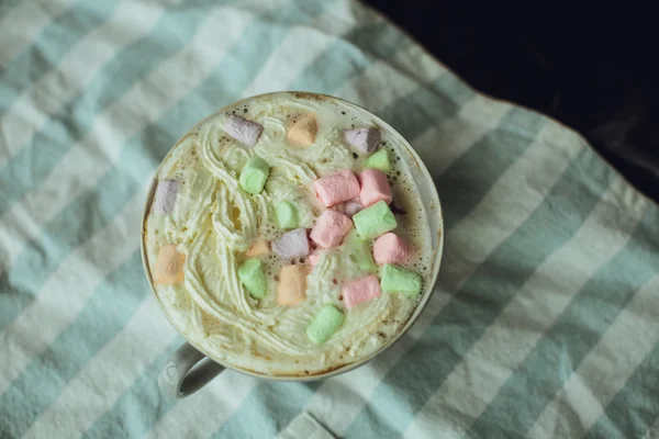 Kakao Drink med mångfärgade Marshmallows på skiffer, Top Vie — Stockfoto