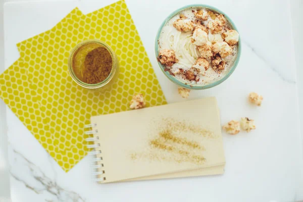 Cuaderno y Café con Palomitas de Chocolate. Concepto creativo —  Fotos de Stock